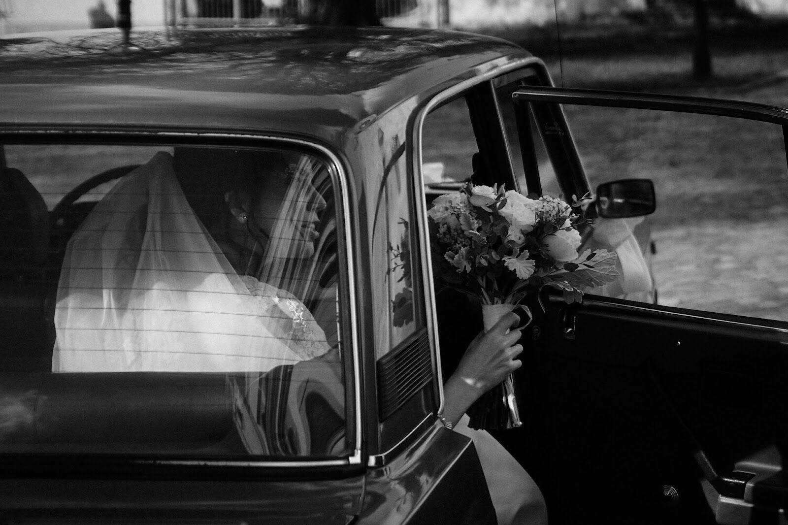 Wedding Day Etiquette: How Much Should You Tip Your Limousine Driver?
